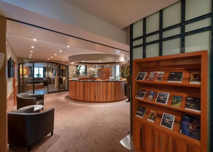 فندق Art Boutique Monopol 4*